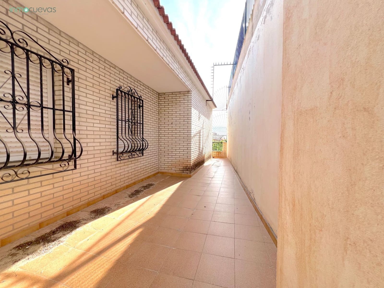 5 bedroom Villa for sale in Cuevas del Almanzora with garage - € 140,000 (Ref: 8907422)