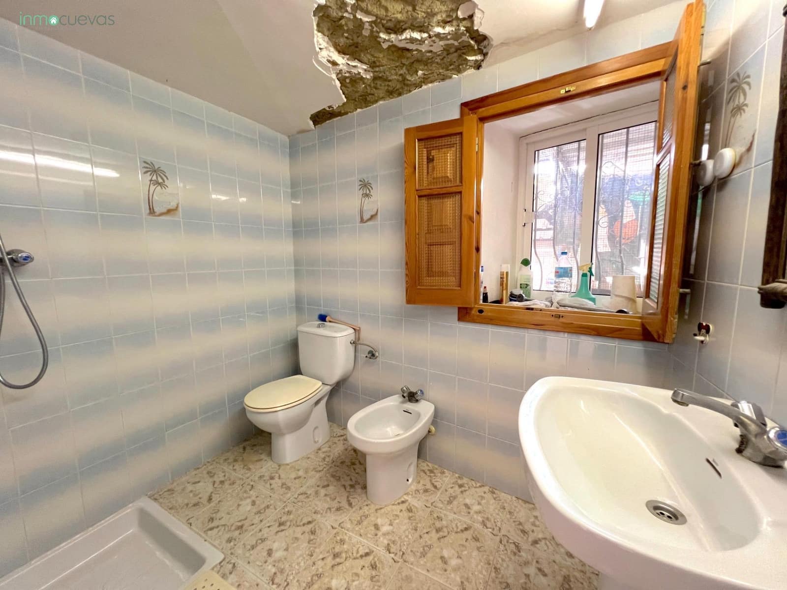 5 bedroom Villa for sale in Cuevas del Almanzora with garage - € 140,000 (Ref: 8907422)