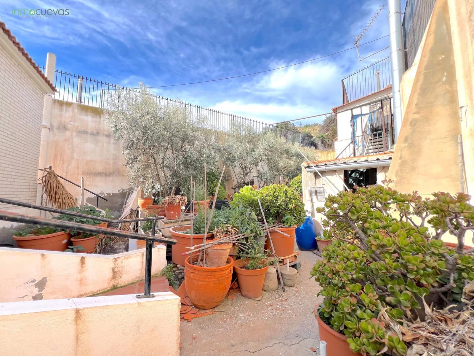 5 bedroom Villa for sale in Cuevas del Almanzora with garage - € 140,000 (Ref: 8907422)