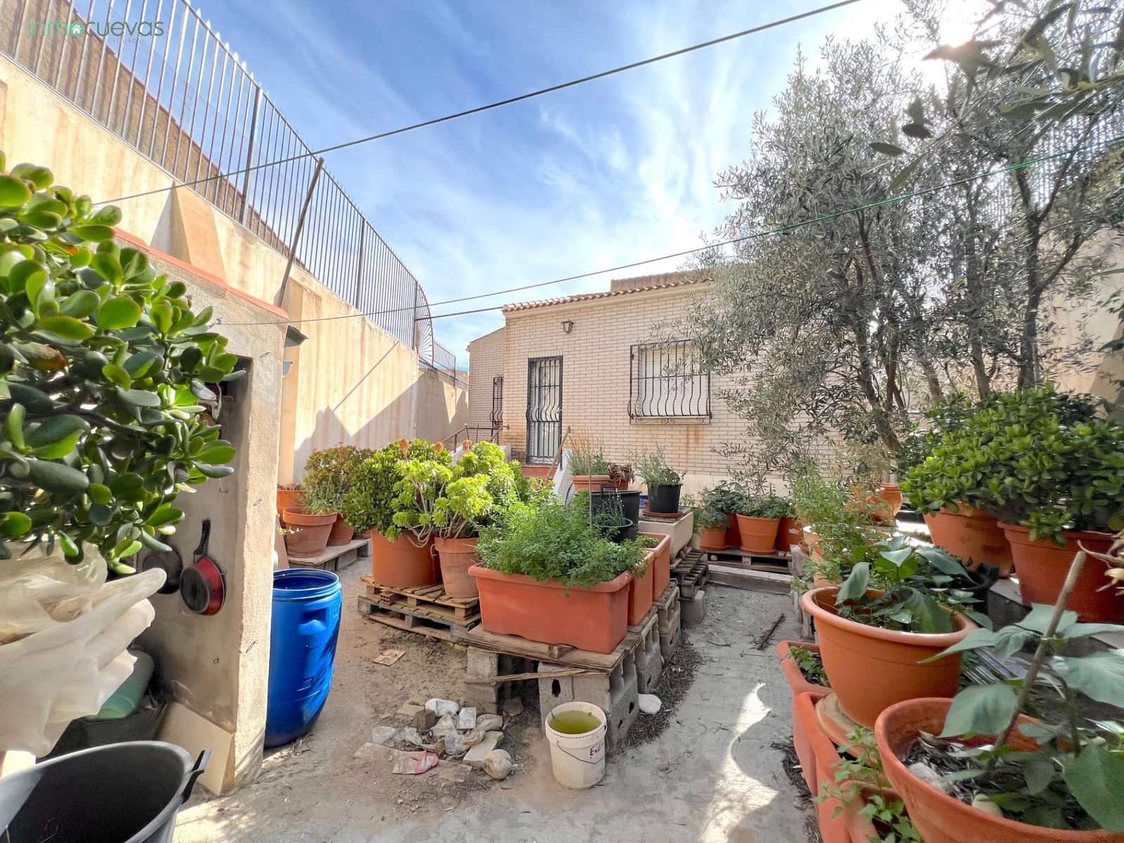 5 bedroom Villa for sale in Cuevas del Almanzora with garage - € 140,000 (Ref: 8907422)