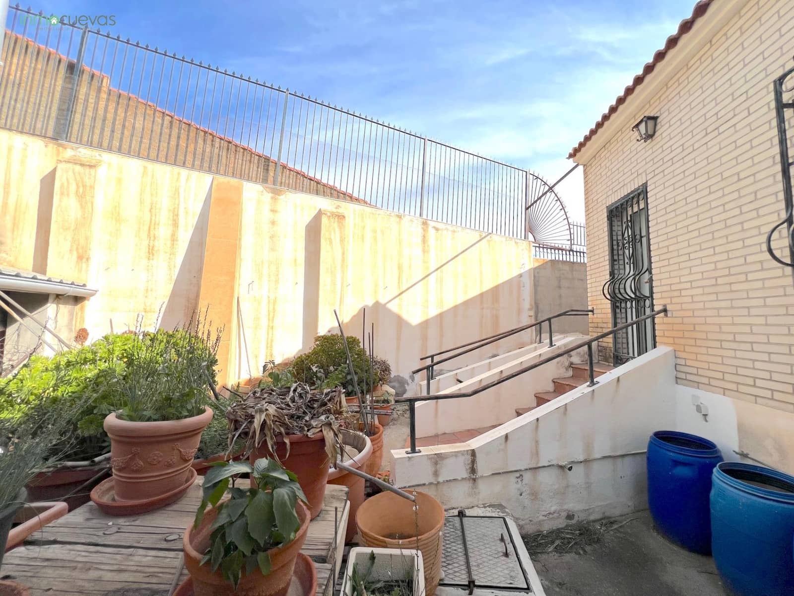 5 bedroom Villa for sale in Cuevas del Almanzora with garage - € 140,000 (Ref: 8907422)