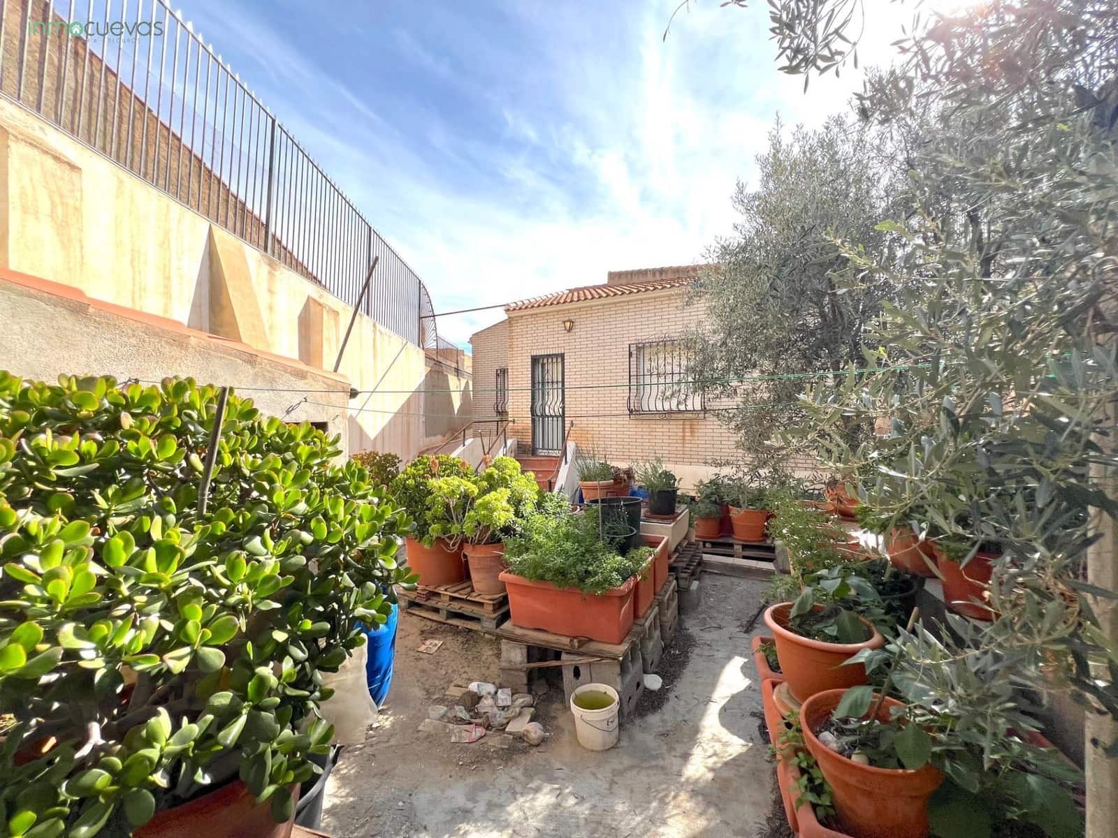 5 bedroom Villa for sale in Cuevas del Almanzora with garage - € 140,000 (Ref: 8907422)