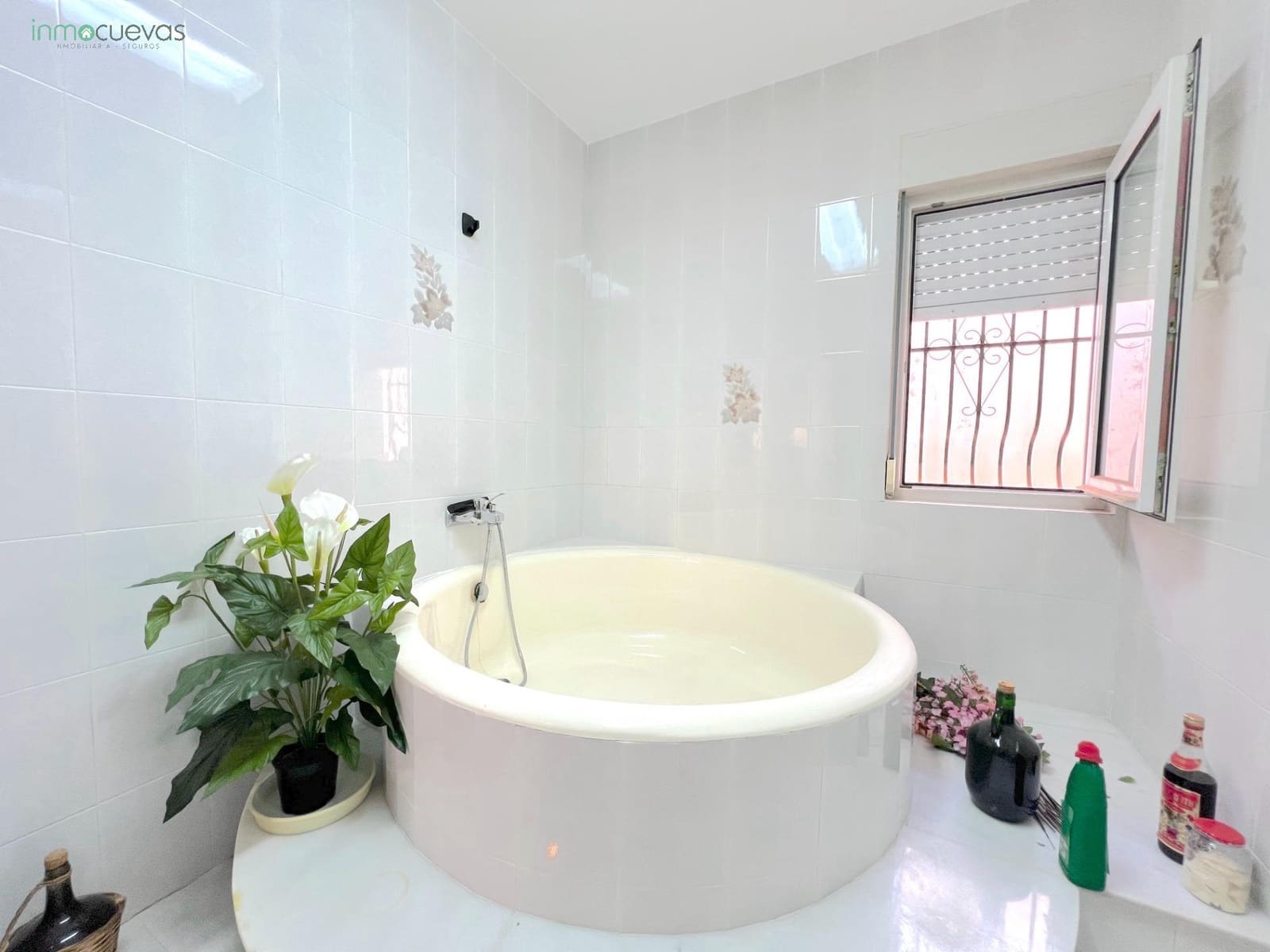 5 bedroom Villa for sale in Cuevas del Almanzora with garage - € 140,000 (Ref: 8907422)