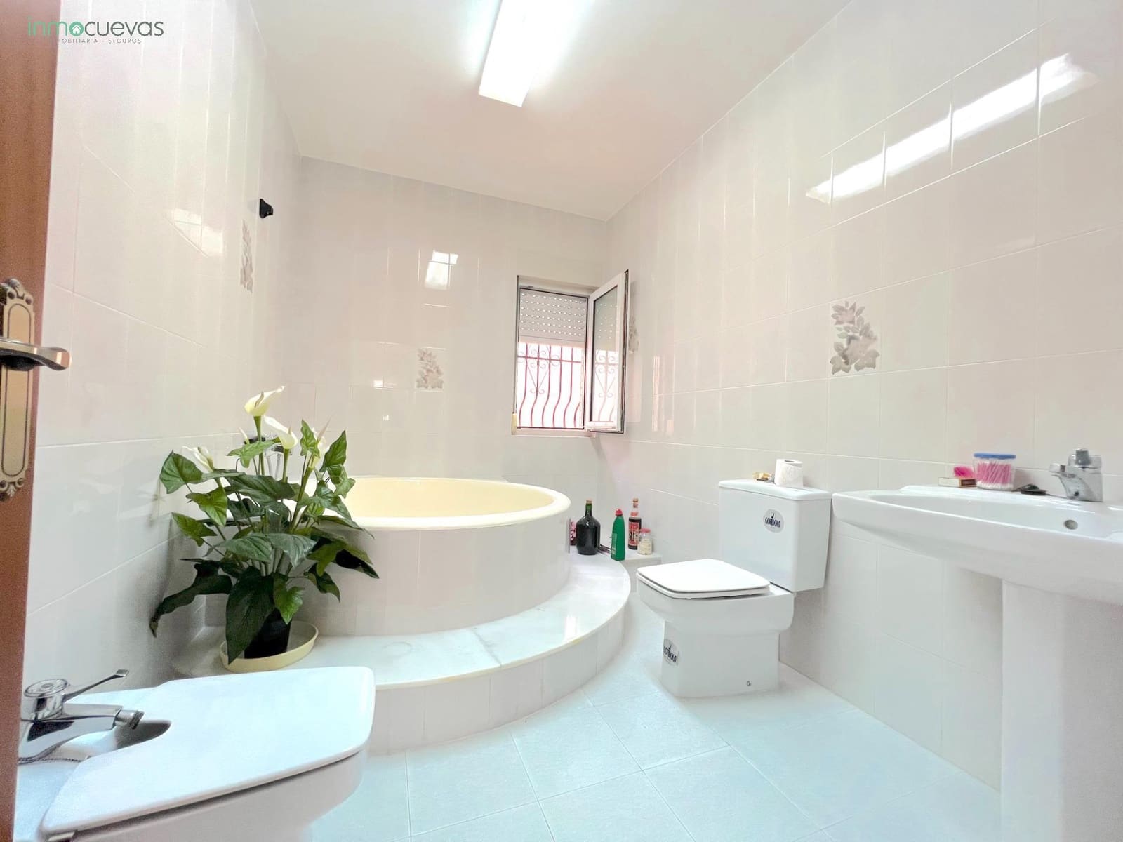 5 bedroom Villa for sale in Cuevas del Almanzora with garage - € 140,000 (Ref: 8907422)