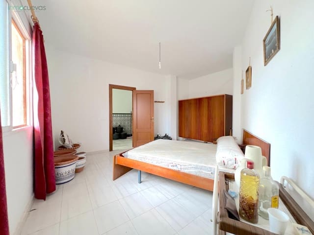 5 bedroom Villa for sale in Cuevas del Almanzora with garage - € 140,000 (Ref: 8907422)