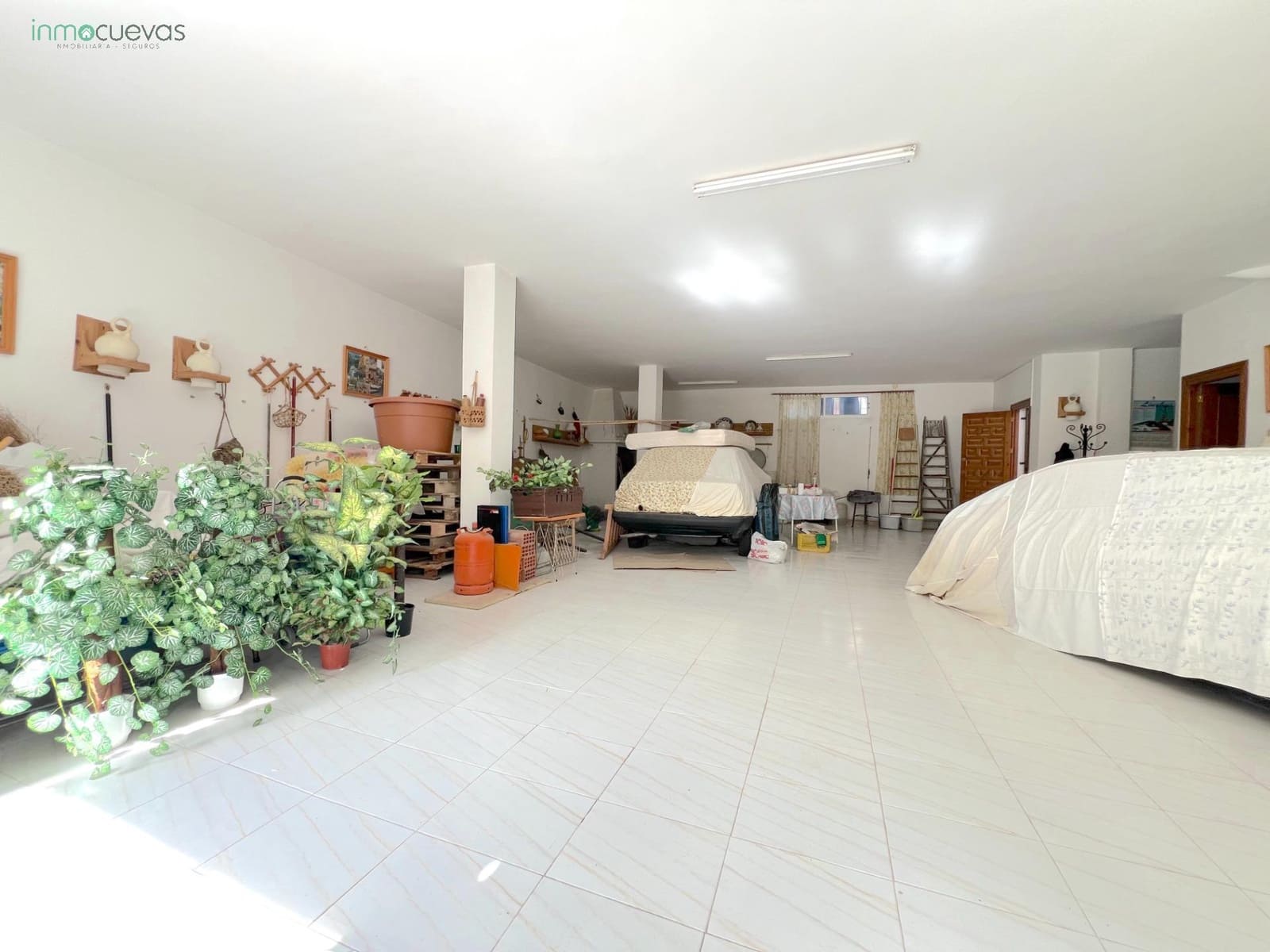 5 bedroom Villa for sale in Cuevas del Almanzora with garage - € 140,000 (Ref: 8907422)