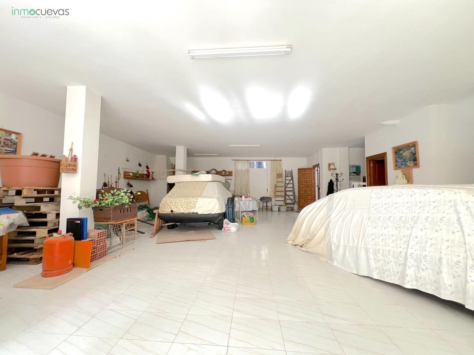 5 bedroom Villa for sale in Cuevas del Almanzora with garage - € 140,000 (Ref: 8907422)