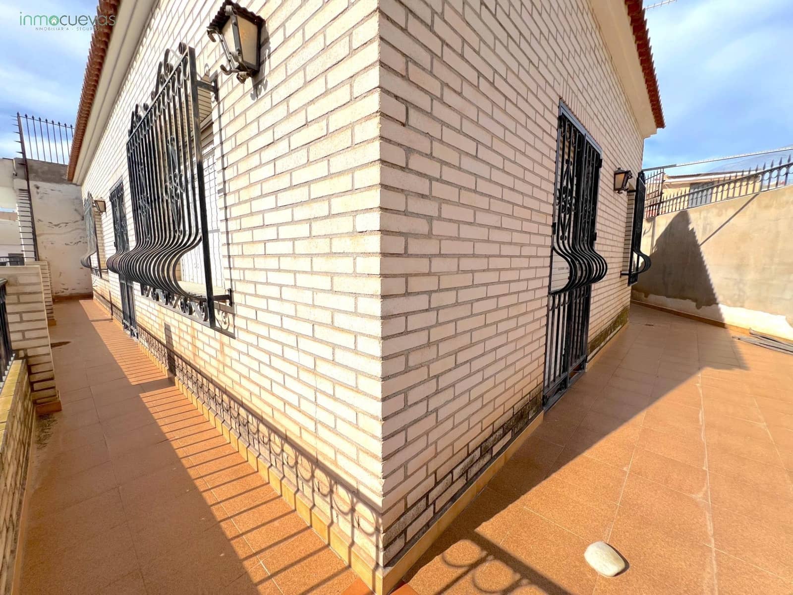 5 bedroom Villa for sale in Cuevas del Almanzora with garage - € 140,000 (Ref: 8907422)