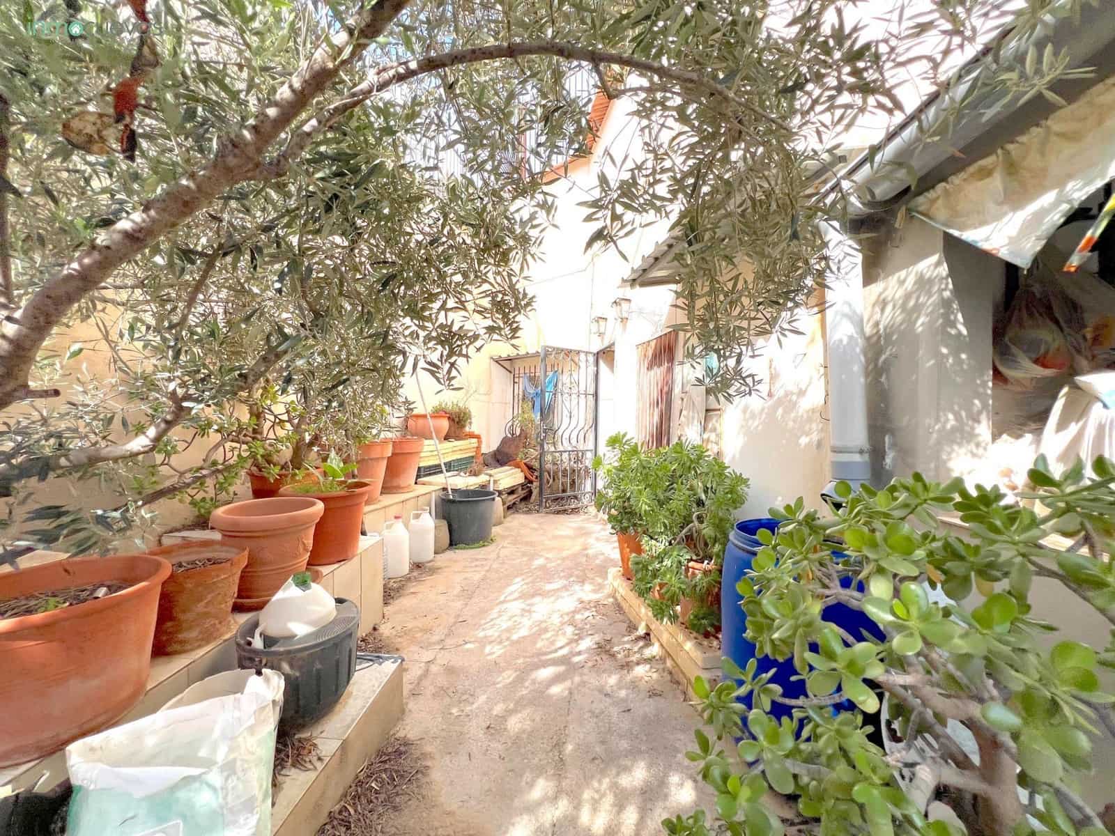 5 bedroom Villa for sale in Cuevas del Almanzora with garage - € 140,000 (Ref: 8907422)