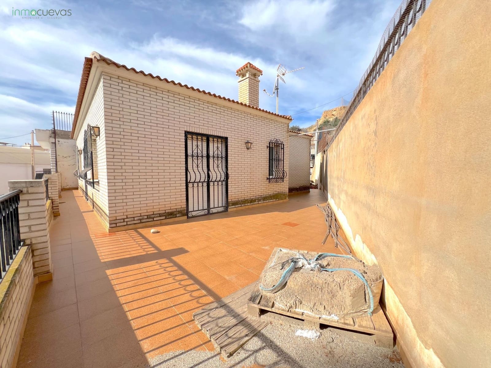 5 bedroom Villa for sale in Cuevas del Almanzora with garage - € 140,000 (Ref: 8907422)