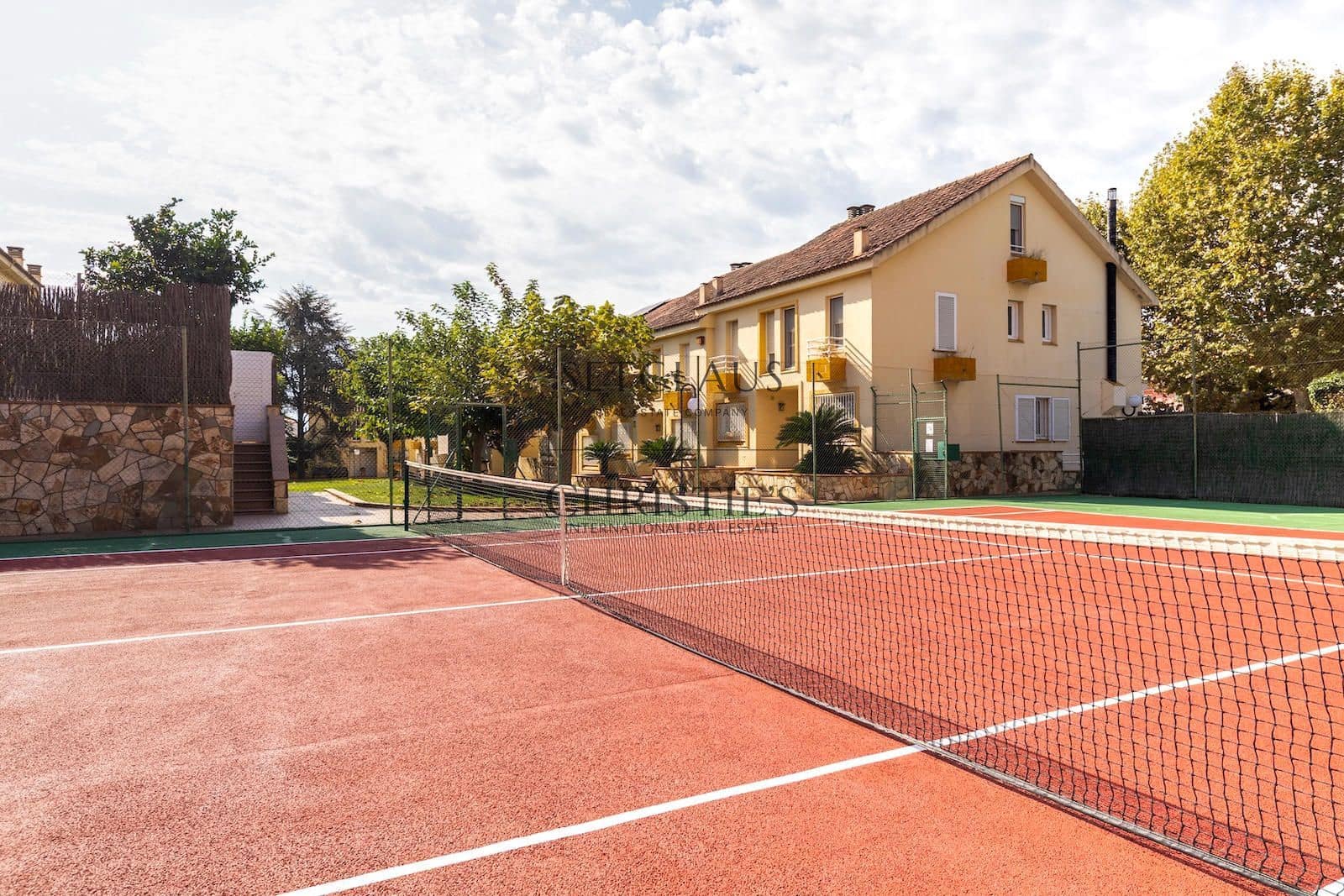 4 bedroom Townhouse for sale in Alella with pool garage - € 625,000 (Ref: 10130405)