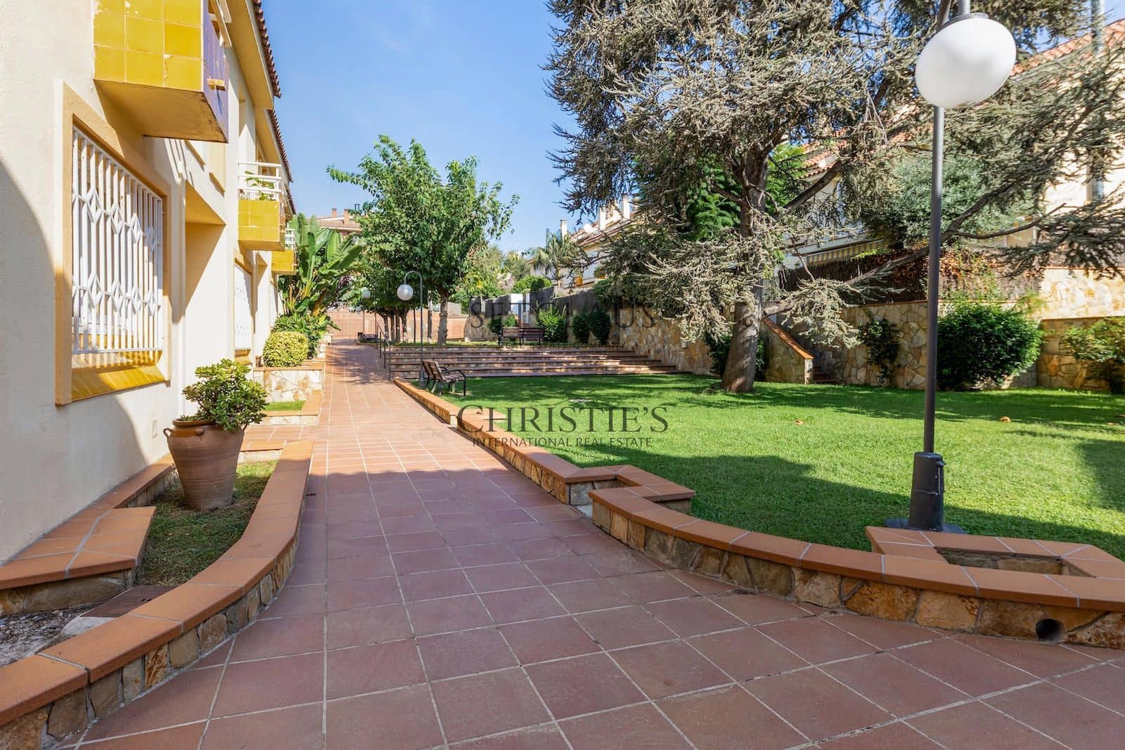 4 bedroom Townhouse for sale in Alella with pool garage - € 625,000 (Ref: 10130405)