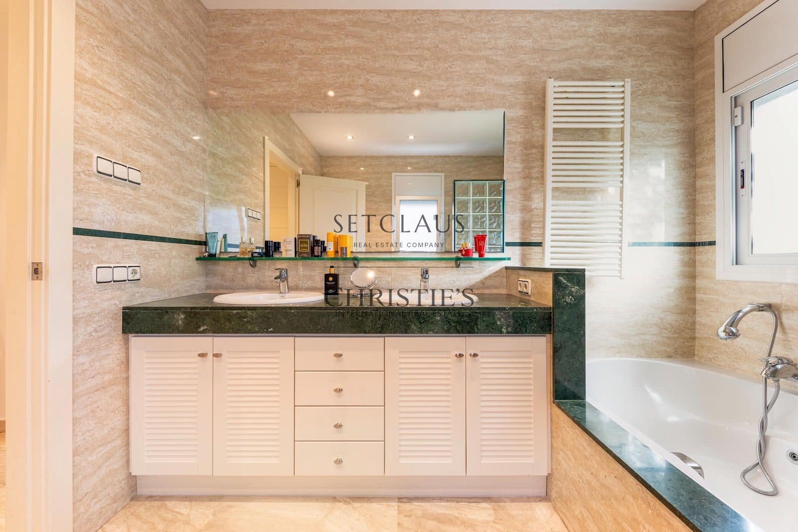 5 bedroom Villa for sale in Premia de Dalt with pool garage - € 1,350,000 (Ref: 10179620)