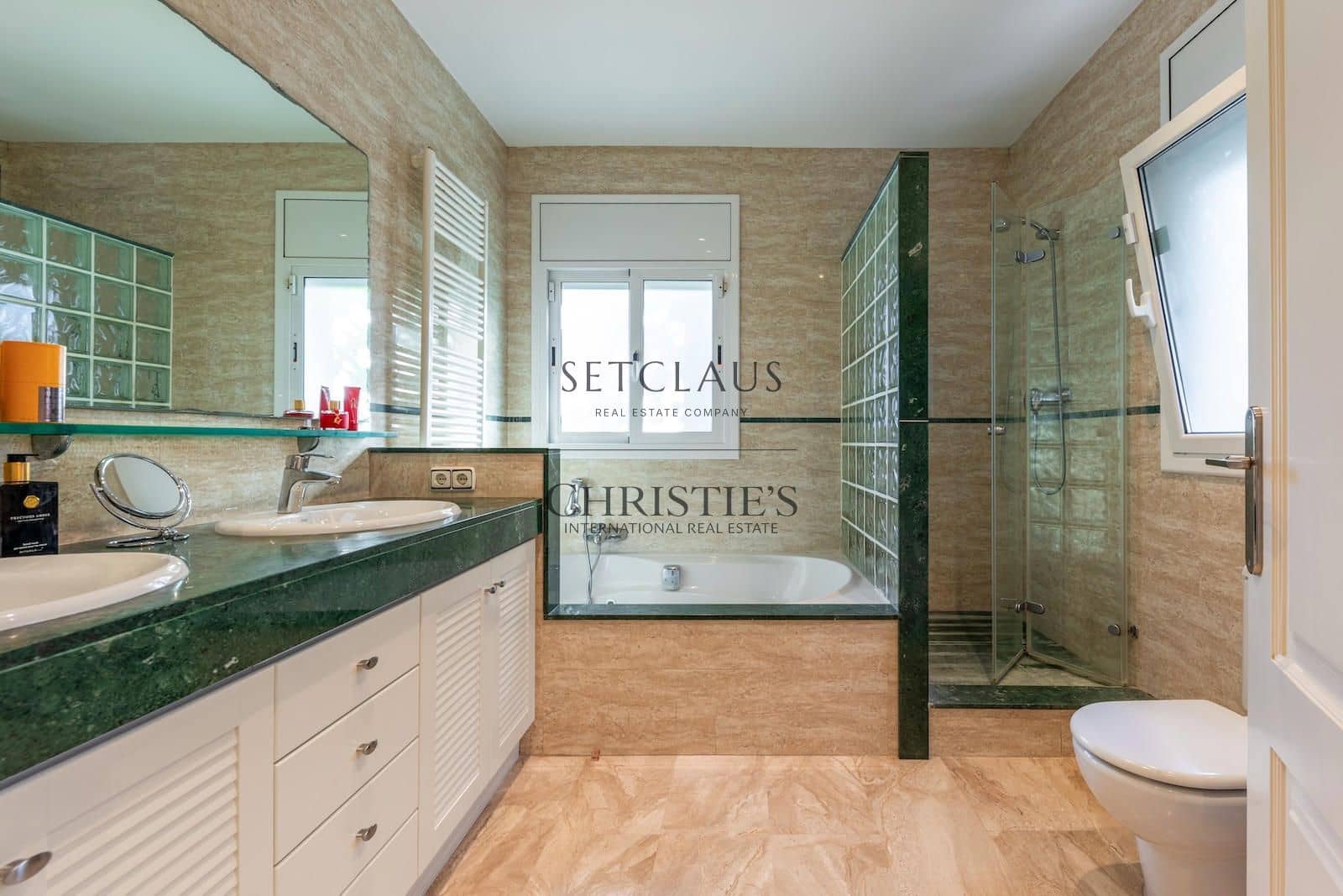5 bedroom Villa for sale in Premia de Dalt with pool garage - € 1,350,000 (Ref: 10179620)