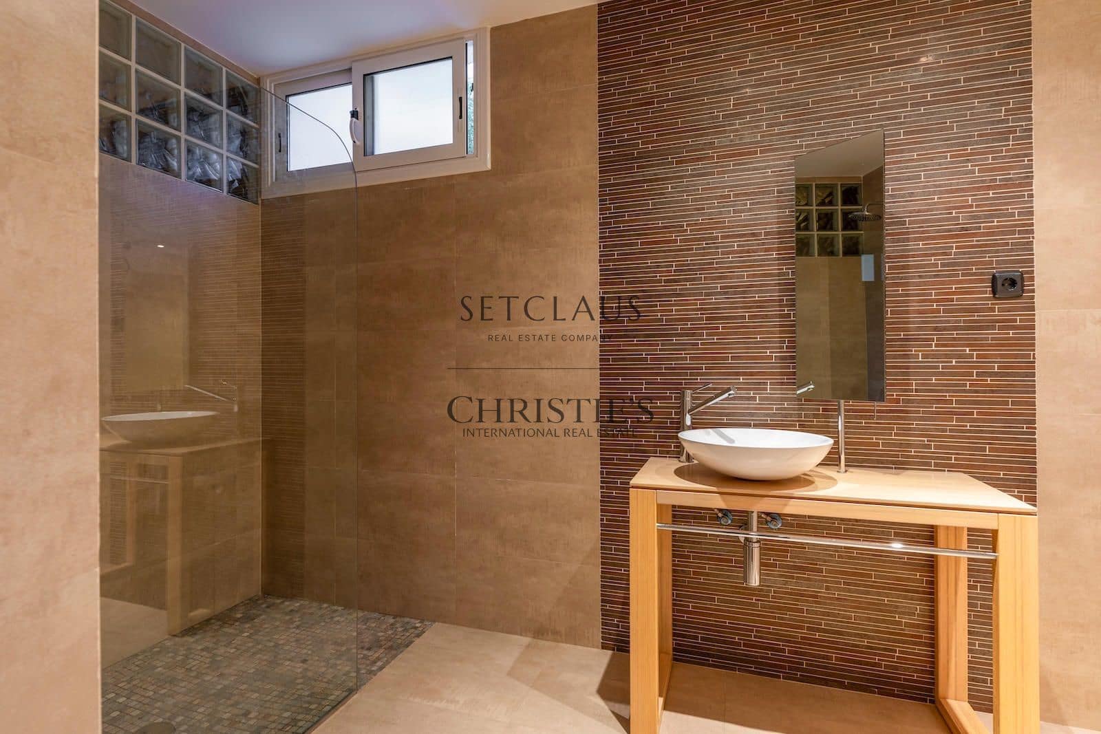 5 bedroom Villa for sale in Premia de Dalt with pool garage - € 1,350,000 (Ref: 10179620)
