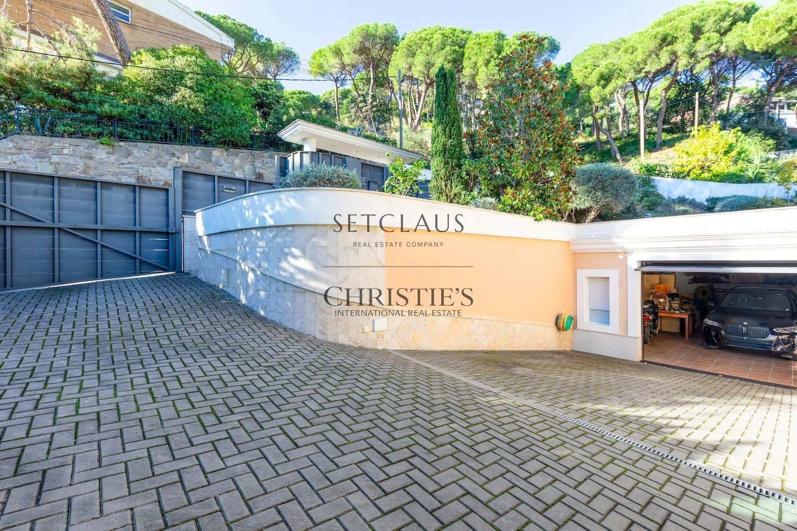5 bedroom Villa for sale in Premia de Dalt with pool garage - € 1,350,000 (Ref: 10179620)