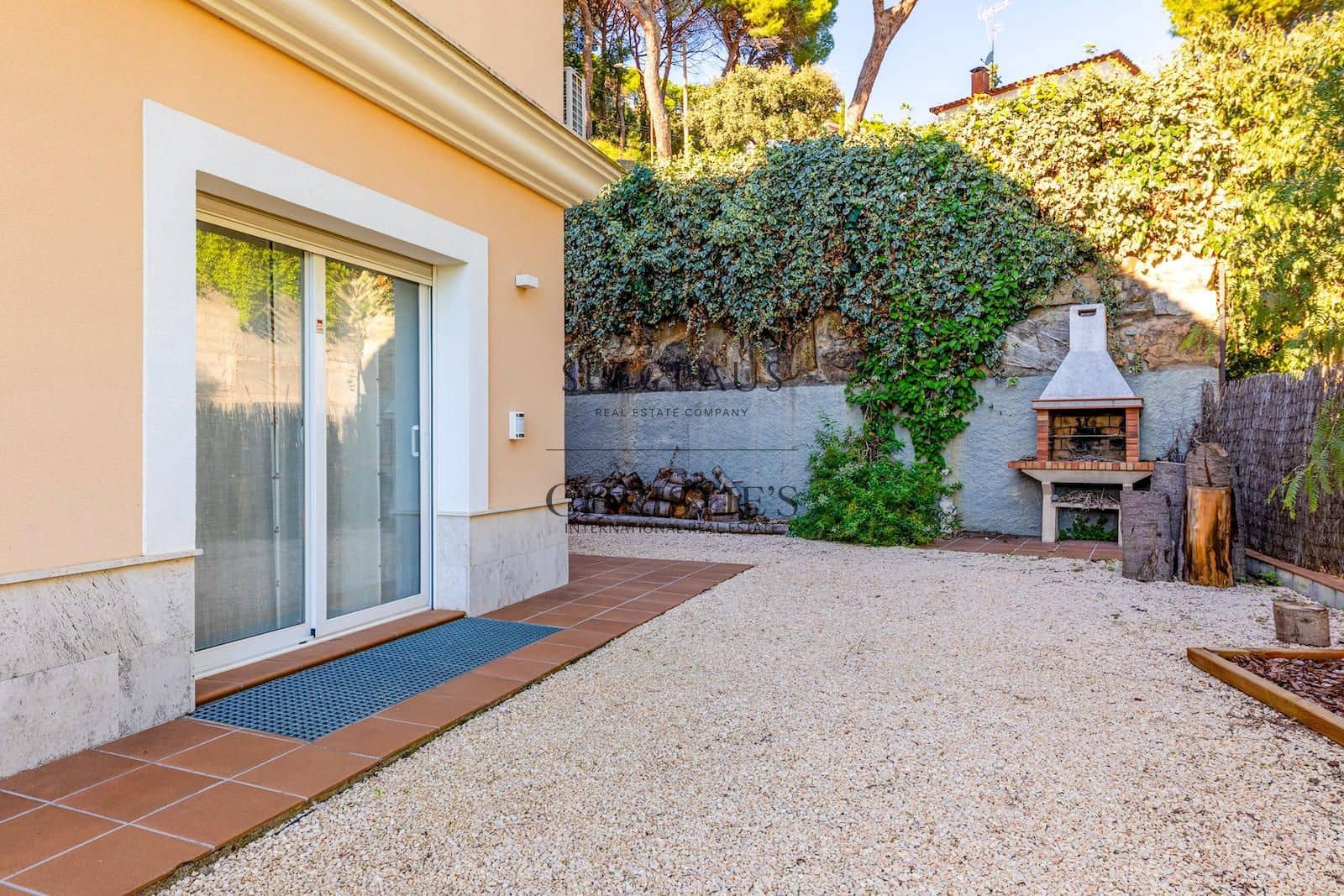 5 bedroom Villa for sale in Premia de Dalt with pool garage - € 1,350,000 (Ref: 10179620)