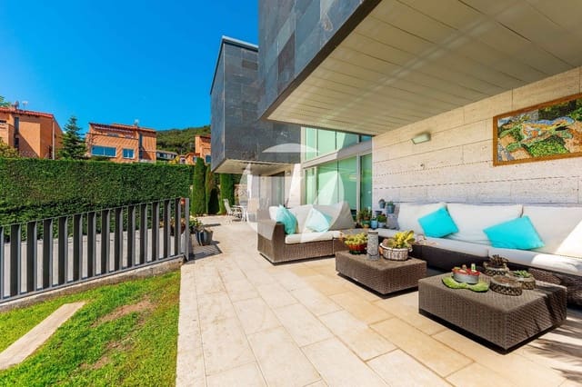 7 soverom Villa til salgs i Vallromanes med svømmebasseng garasje - € 1 325 000 (Ref: 5385144)