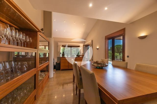 4 soverom Villa til salgs i Vallromanes med svømmebasseng garasje - € 849 000 (Ref: 5385190)