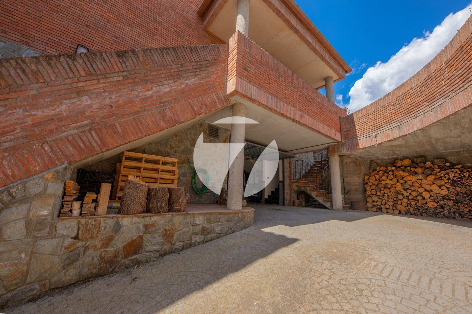 4 soverom Villa til salgs i Vallromanes med svømmebasseng garasje - € 849 000 (Ref: 5385190)