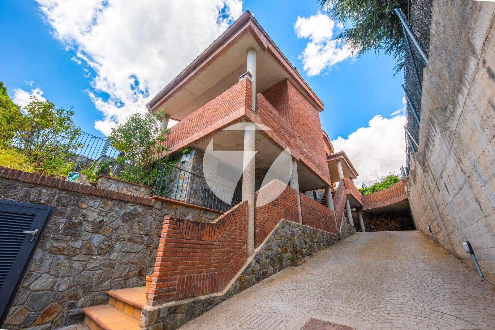 4 soverom Villa til salgs i Vallromanes med svømmebasseng garasje - € 849 000 (Ref: 5385190)