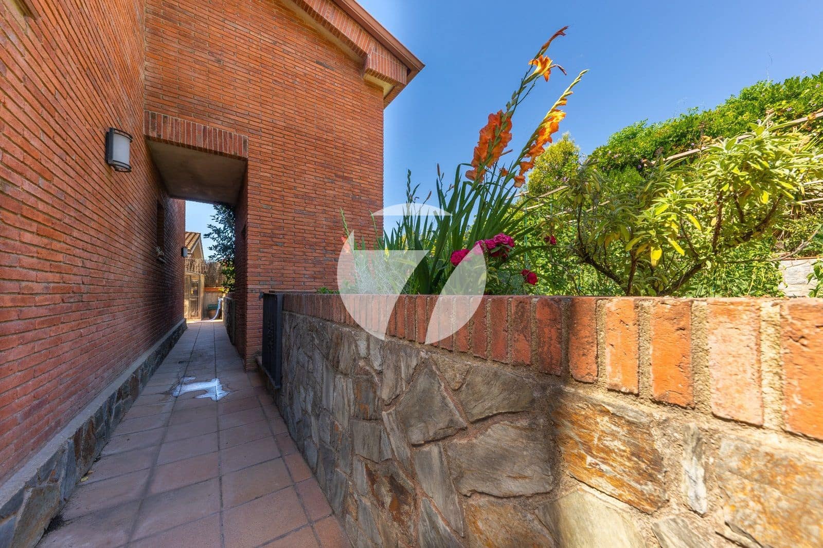 4 soverom Villa til salgs i Vallromanes med svømmebasseng garasje - € 849 000 (Ref: 5385190)