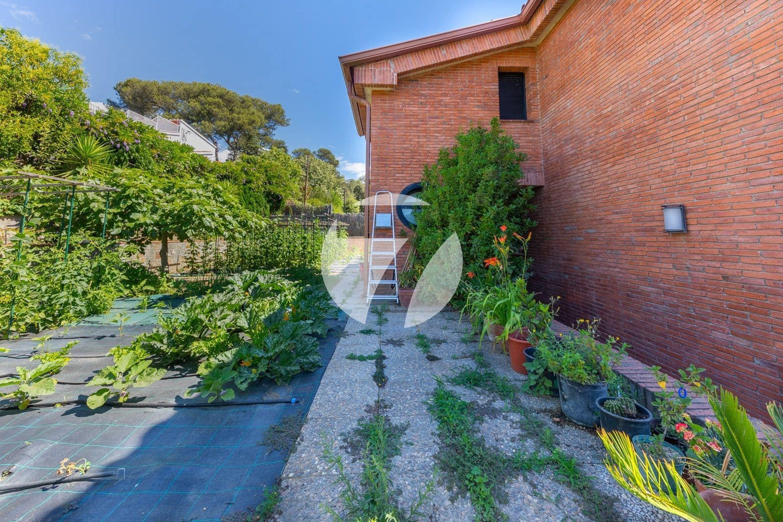 4 soverom Villa til salgs i Vallromanes med svømmebasseng garasje - € 849 000 (Ref: 5385190)