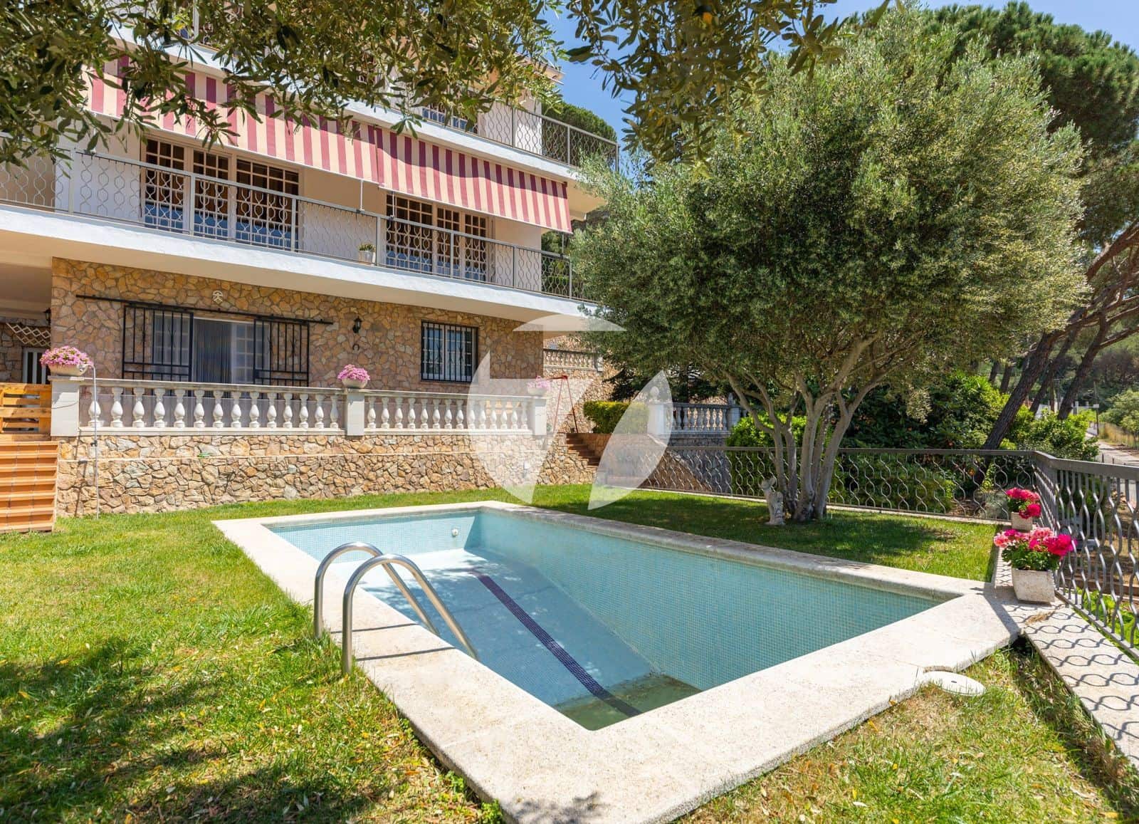 7 soveværelse Villa til salg i Dosrius med swimmingpool garage - € 750.000 (Ref: 6889282)