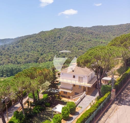 7 bedroom Villa for sale in Dosrius with pool garage - € 750,000 (Ref: 6889282)
