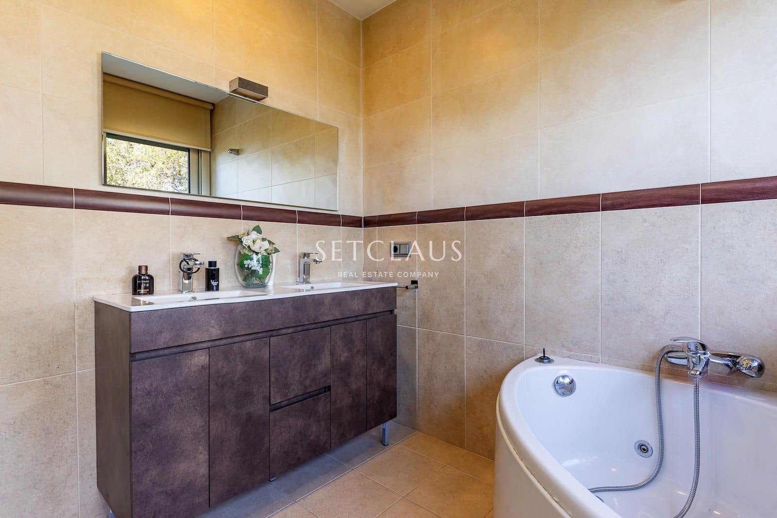 5 bedroom Villa for sale in Premia de Dalt with garage - € 1,350,000 (Ref: 8456467)