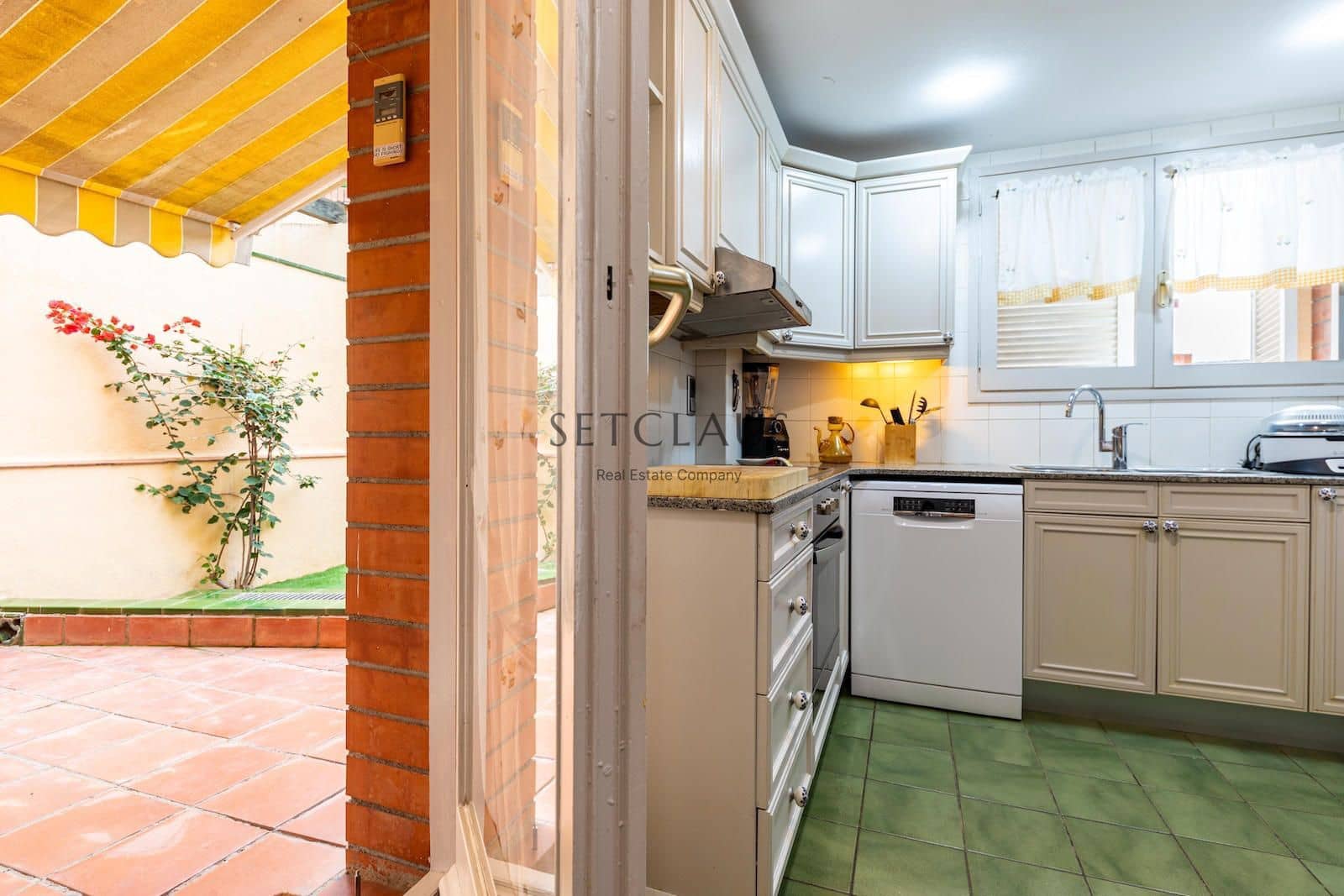 4 soveværelse Byhus til salg i Tiana med swimmingpool garage - € 690.000 (Ref: 8640346)