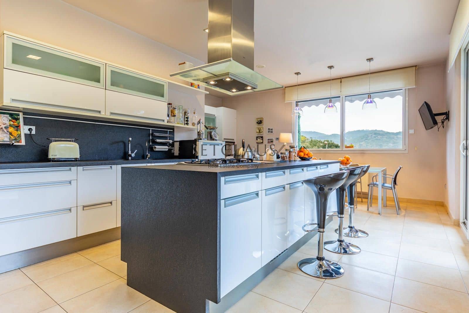 7 soverom Villa til salgs i Vallromanes med svømmebasseng garasje - € 1 900 000 (Ref: 8815055)