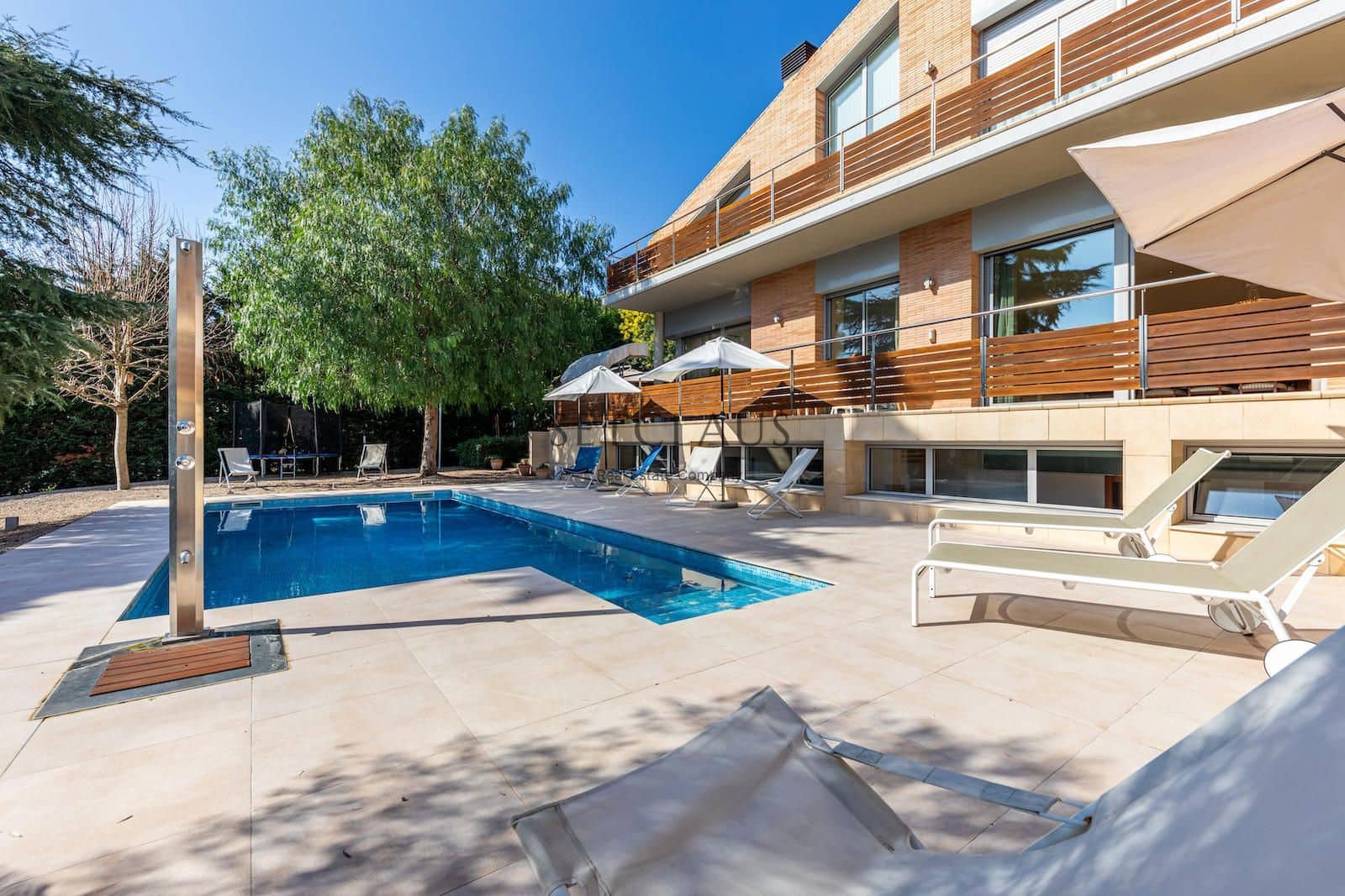 7 soverom Villa til salgs i Vallromanes med svømmebasseng garasje - € 1 900 000 (Ref: 8815055)