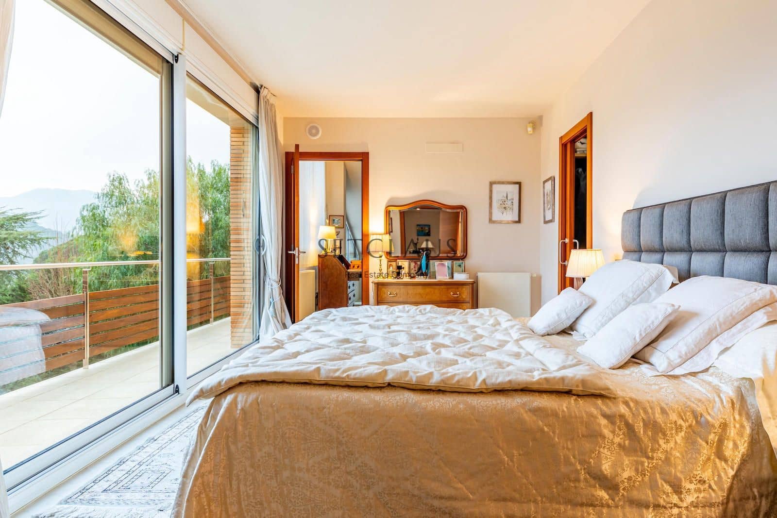 7 soverom Villa til salgs i Vallromanes med svømmebasseng garasje - € 1 900 000 (Ref: 8815055)