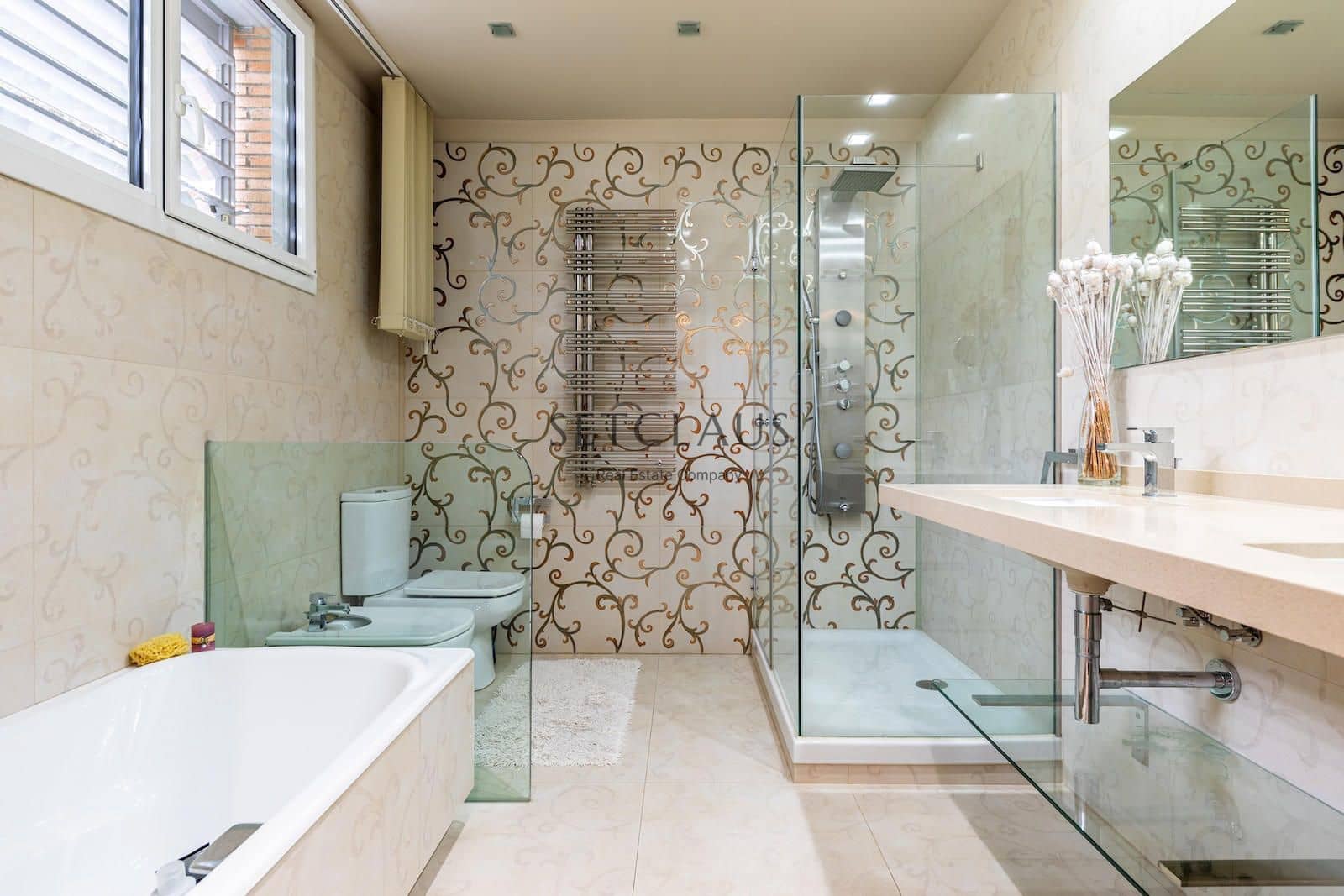 7 soverom Villa til salgs i Vallromanes med svømmebasseng garasje - € 1 900 000 (Ref: 8815055)