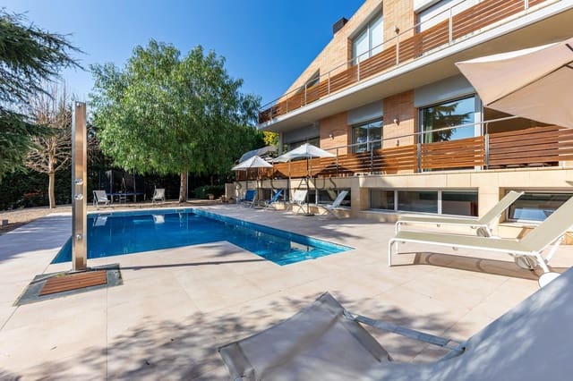 7 soverom Villa til salgs i Vallromanes med svømmebasseng garasje - € 1 900 000 (Ref: 8815055)