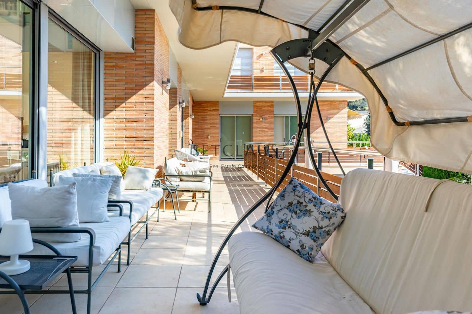 7 soverom Villa til salgs i Vallromanes med svømmebasseng garasje - € 1 900 000 (Ref: 8815055)