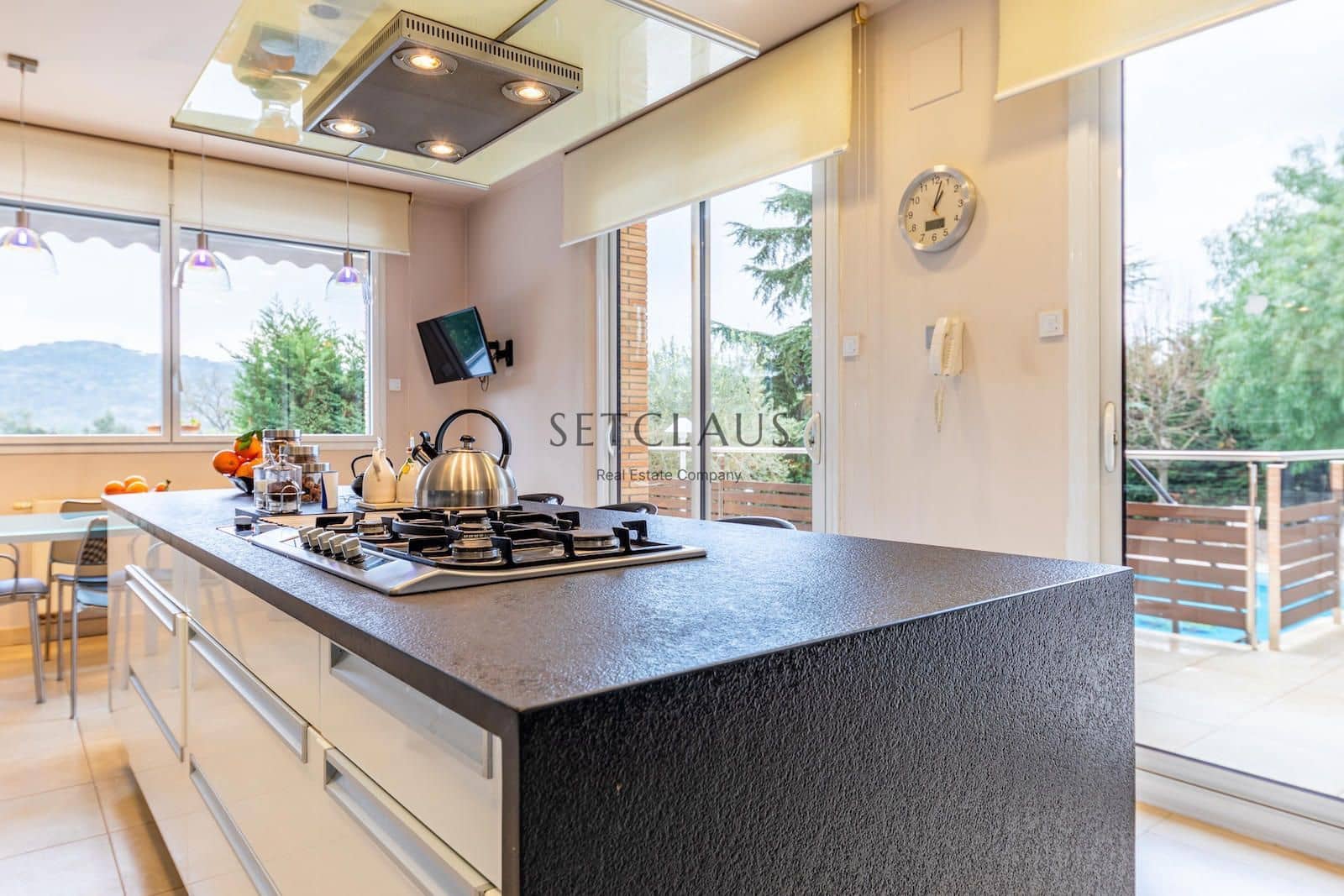 7 soverom Villa til salgs i Vallromanes med svømmebasseng garasje - € 1 900 000 (Ref: 8815055)