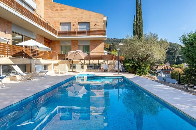 7 soverom Villa til salgs i Vallromanes med svømmebasseng garasje - € 1 900 000 (Ref: 8815055)