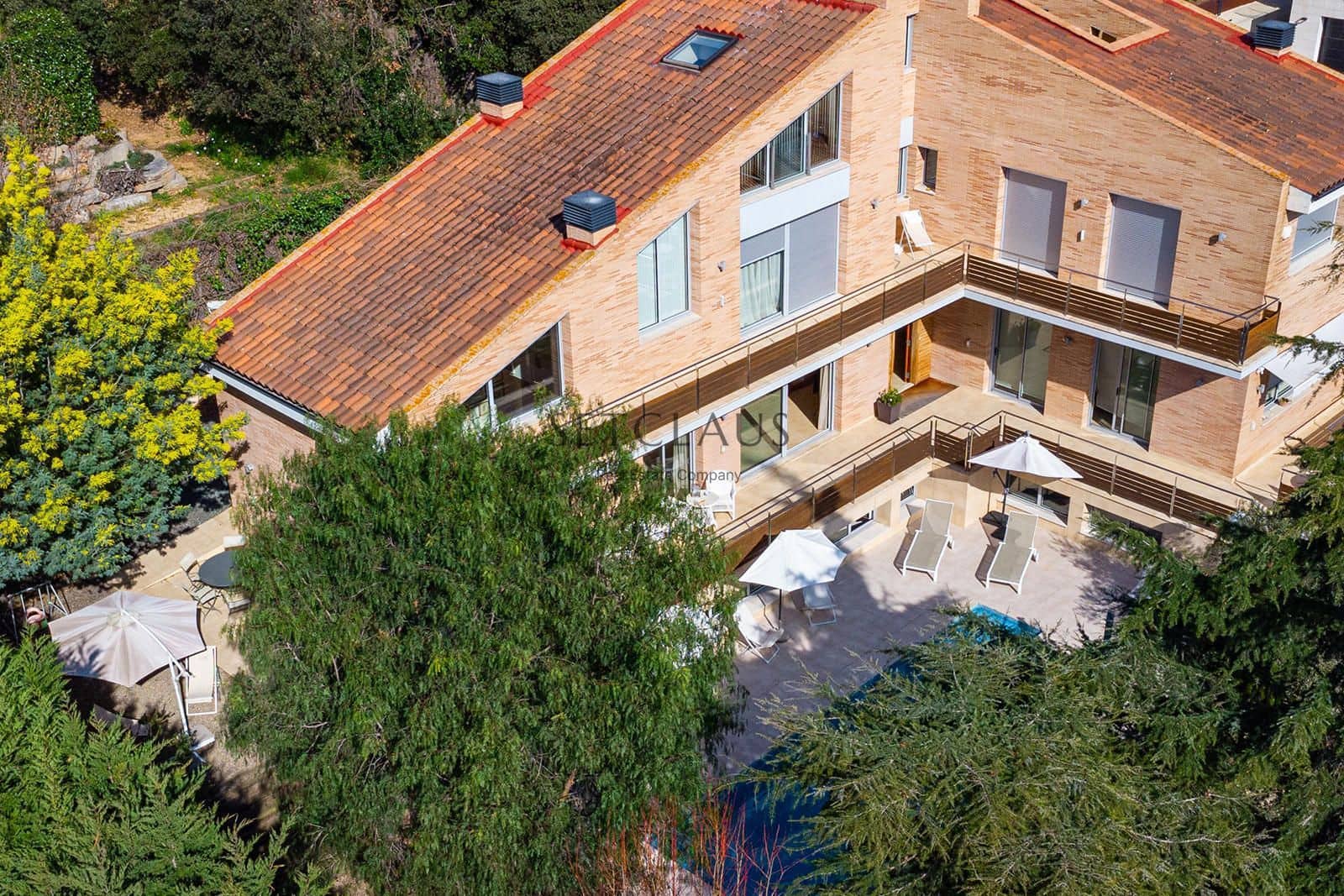 7 soverom Villa til salgs i Vallromanes med svømmebasseng garasje - € 1 900 000 (Ref: 8815055)