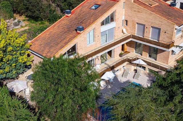 7 soverom Villa til salgs i Vallromanes med svømmebasseng garasje - € 1 900 000 (Ref: 8815055)