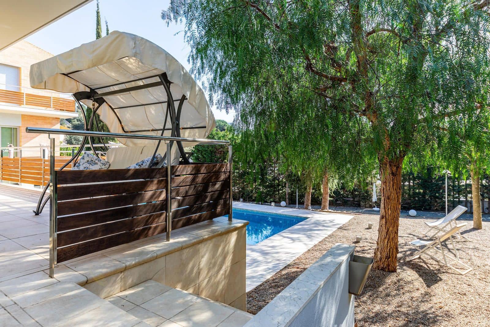 7 soverom Villa til salgs i Vallromanes med svømmebasseng garasje - € 1 900 000 (Ref: 8815055)