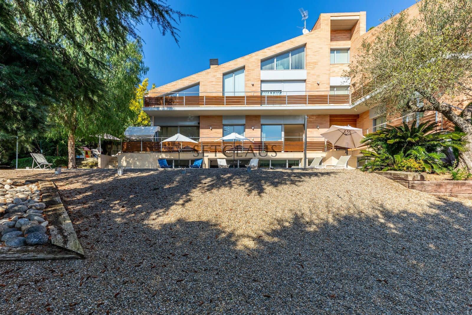 7 soverom Villa til salgs i Vallromanes med svømmebasseng garasje - € 1 900 000 (Ref: 8815055)