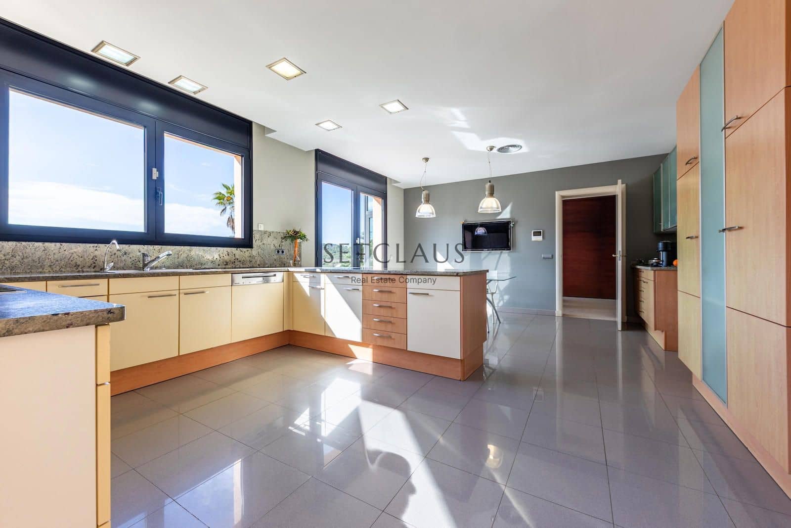 5 soveværelse Villa til salg i Vallromanes med swimmingpool garage - € 1.495.000 (Ref: 8969007)