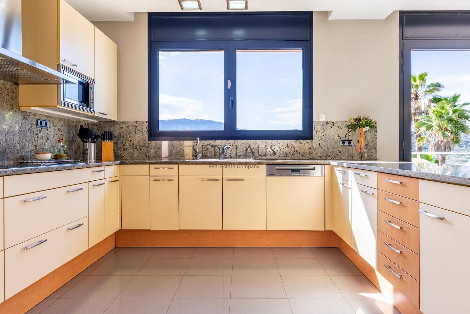 5 soveværelse Villa til salg i Vallromanes med swimmingpool garage - € 1.495.000 (Ref: 8969007)