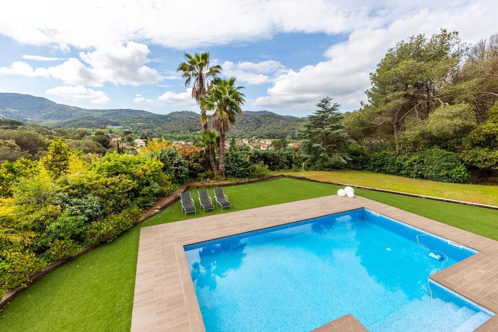 5 soveværelse Villa til salg i Vallromanes med swimmingpool garage - € 1.495.000 (Ref: 8969007)