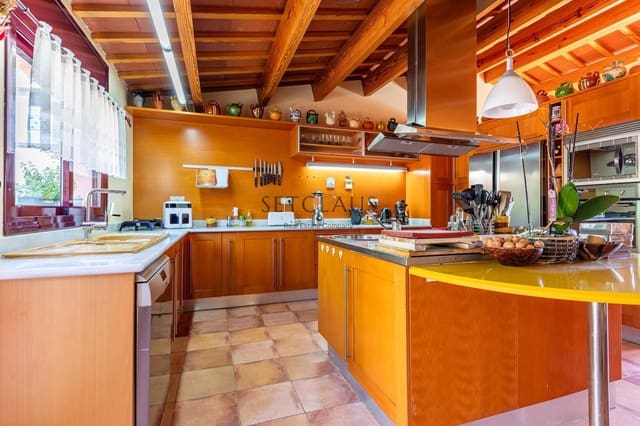 5 bedroom Villa for sale in Argentona with garage - € 948,000 (Ref: 9001969)