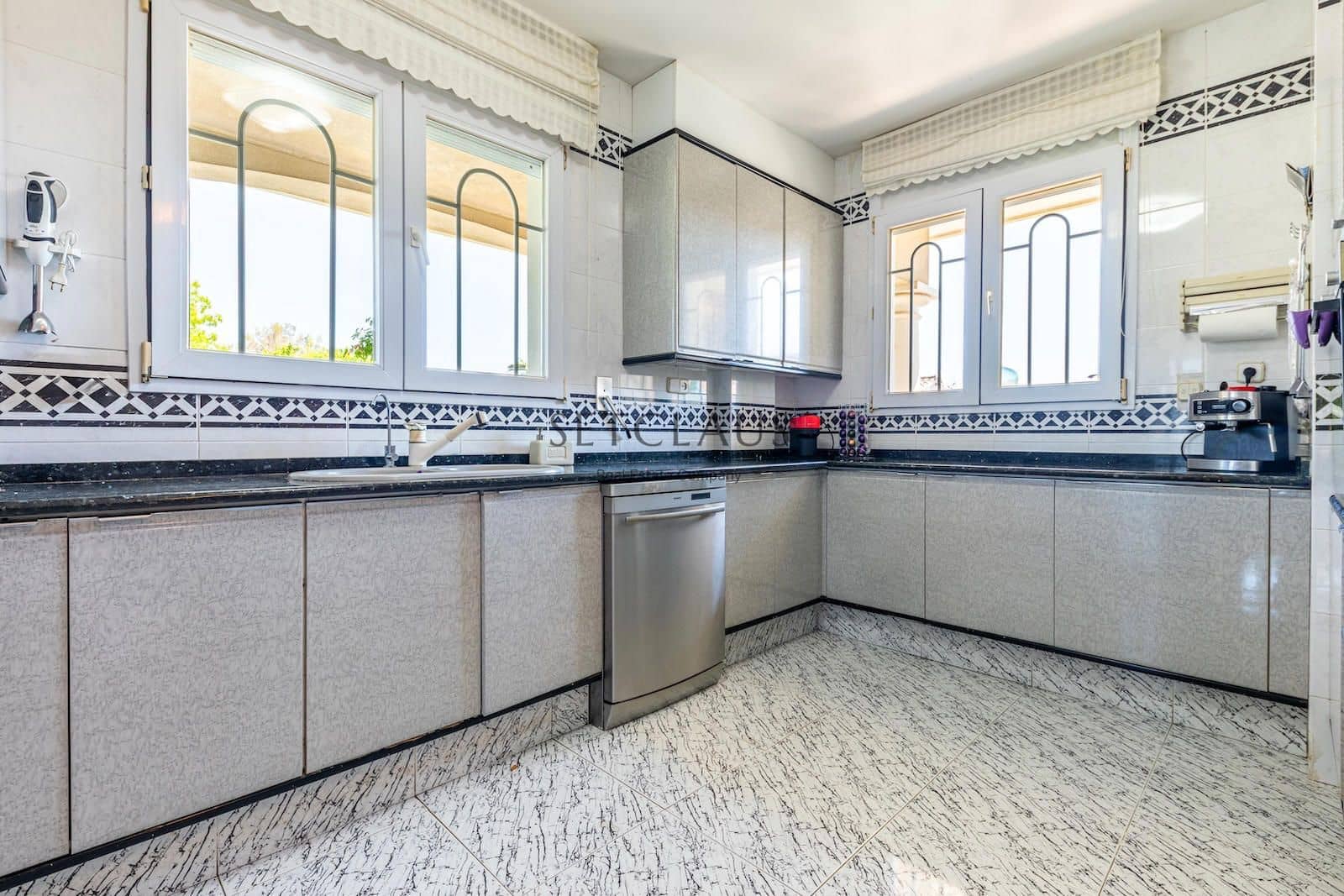 5 soverom Villa til salgs i Alella med svømmebasseng garasje - € 1 090 000 (Ref: 9009365)