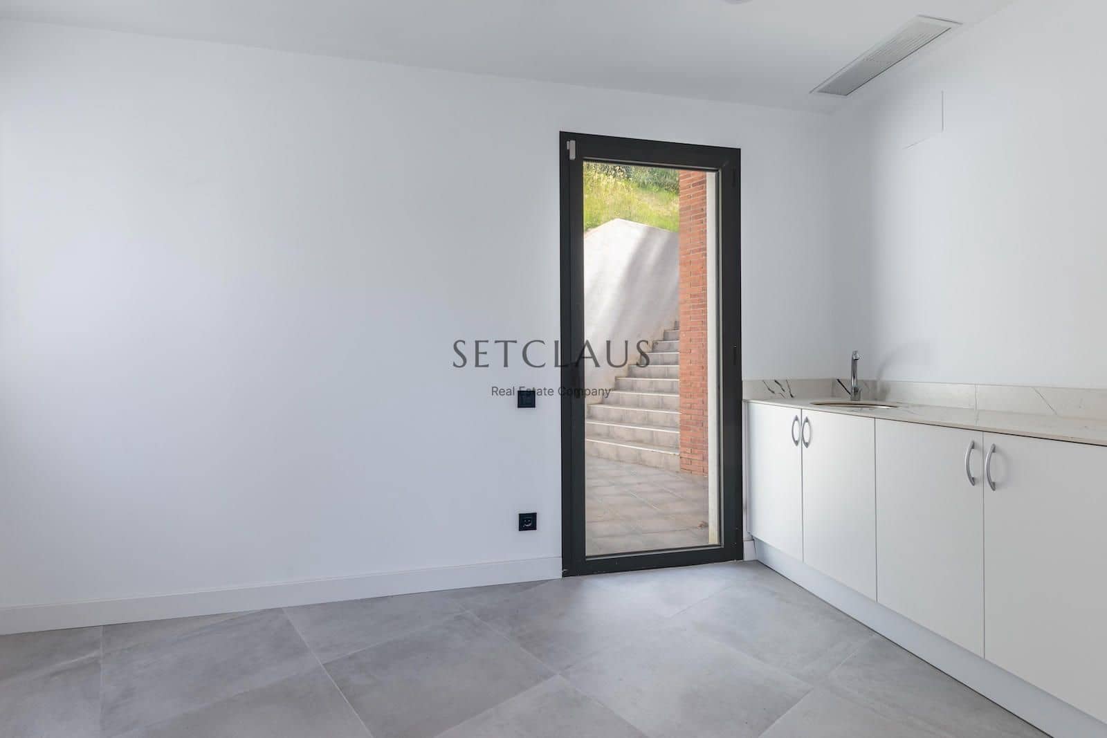 5 soverom Villa til salgs i Vallromanes med svømmebasseng garasje - € 790 000 (Ref: 9072902)