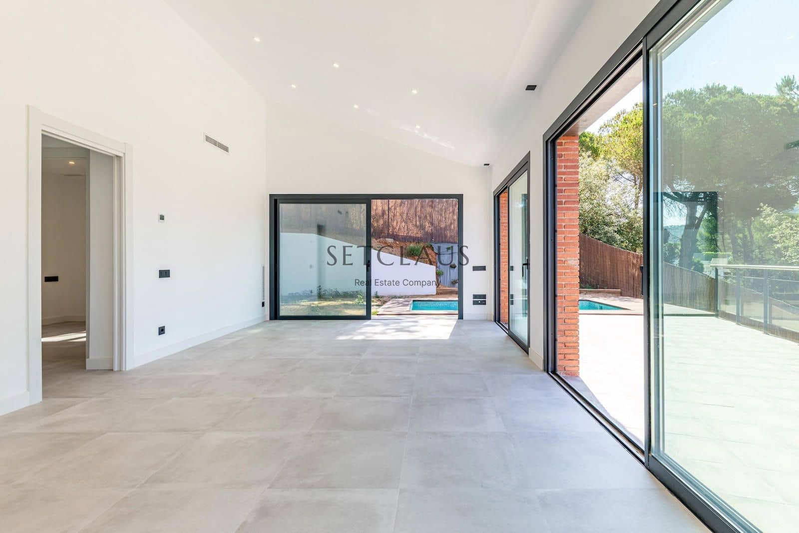 5 soverom Villa til salgs i Vallromanes med svømmebasseng garasje - € 790 000 (Ref: 9072902)